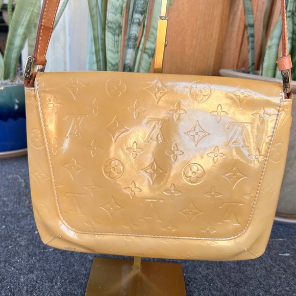 Louis Vuitton Vernis Thompson Shoulder Bag - Picture 3 of 8